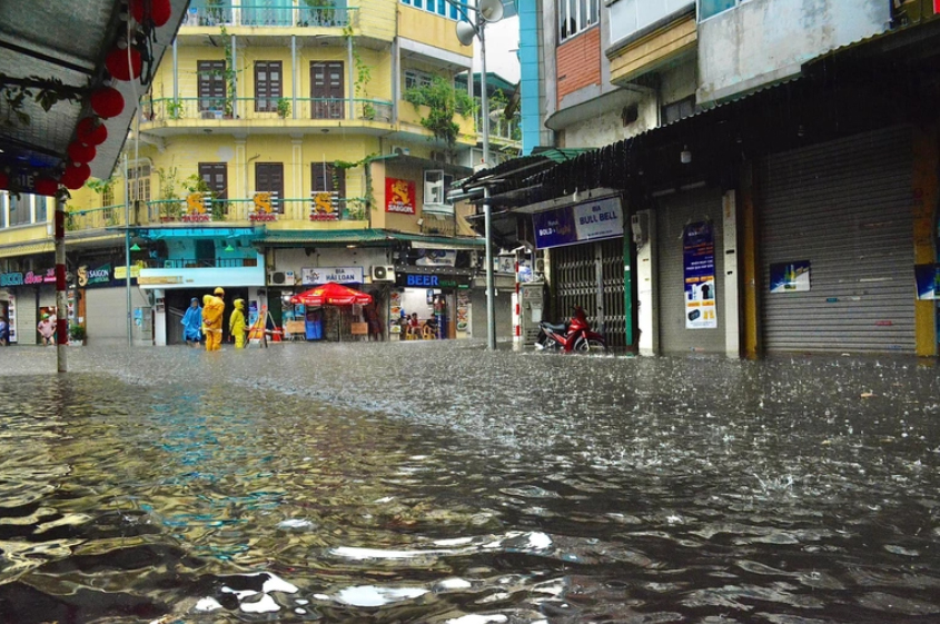 Hà Nội: Phố cổ ngập sâu, cây đổ đè taxi, ô tô 