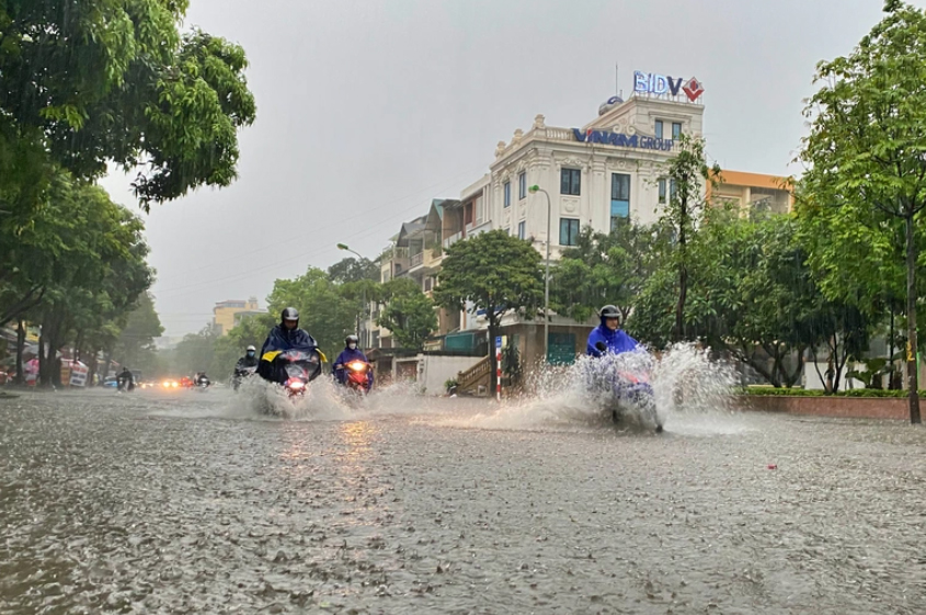 Hà Nội: Phố cổ ngập sâu, cây đổ đè taxi, ô tô 