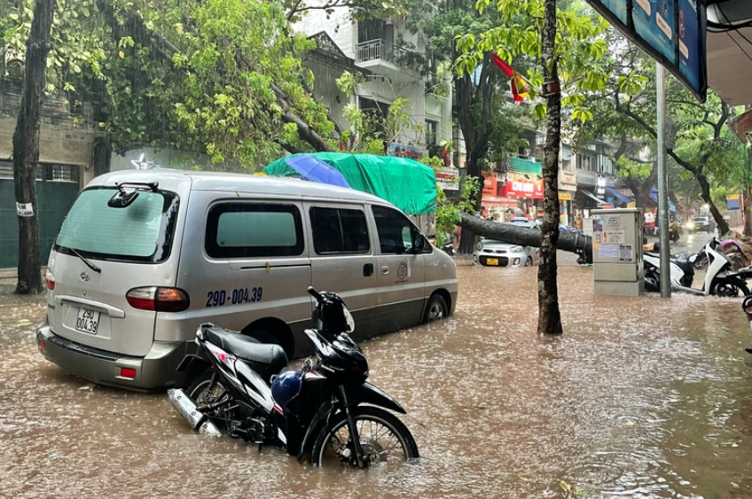 Hà Nội: Phố cổ ngập sâu, cây đổ đè taxi, ô tô 