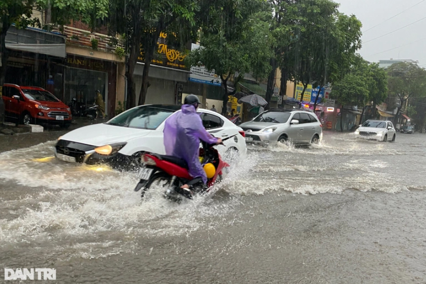 Hà Nội: Phố cổ ngập sâu, cây đổ đè taxi, ô tô 