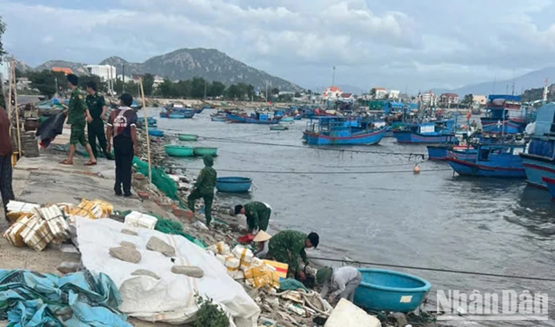 Ninh Thuận: Ra quân thu dọn hàng trăm khối rác thải ở đầm Nại