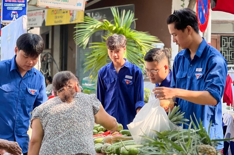 Độc đáo phiên chợ đổi rác lấy thực phẩm sạch