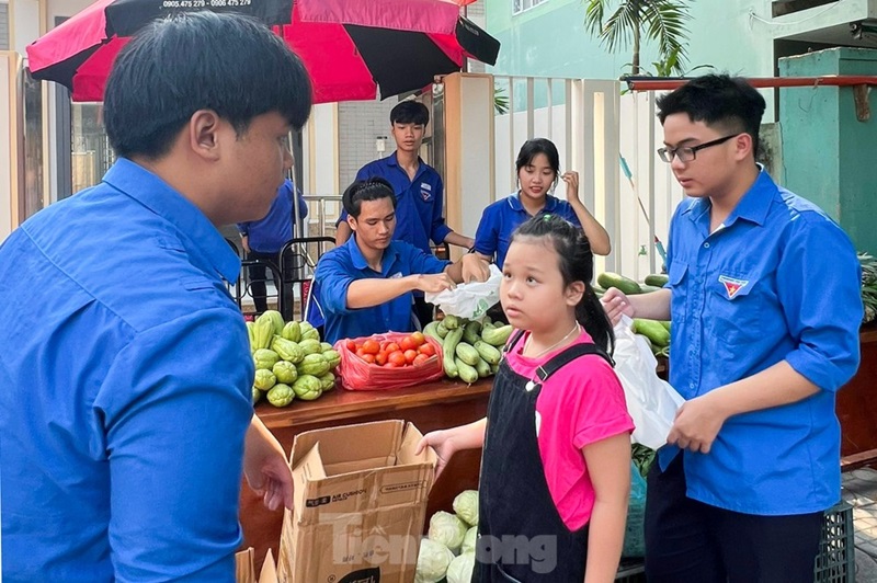 Độc đáo phiên chợ đổi rác lấy thực phẩm sạch