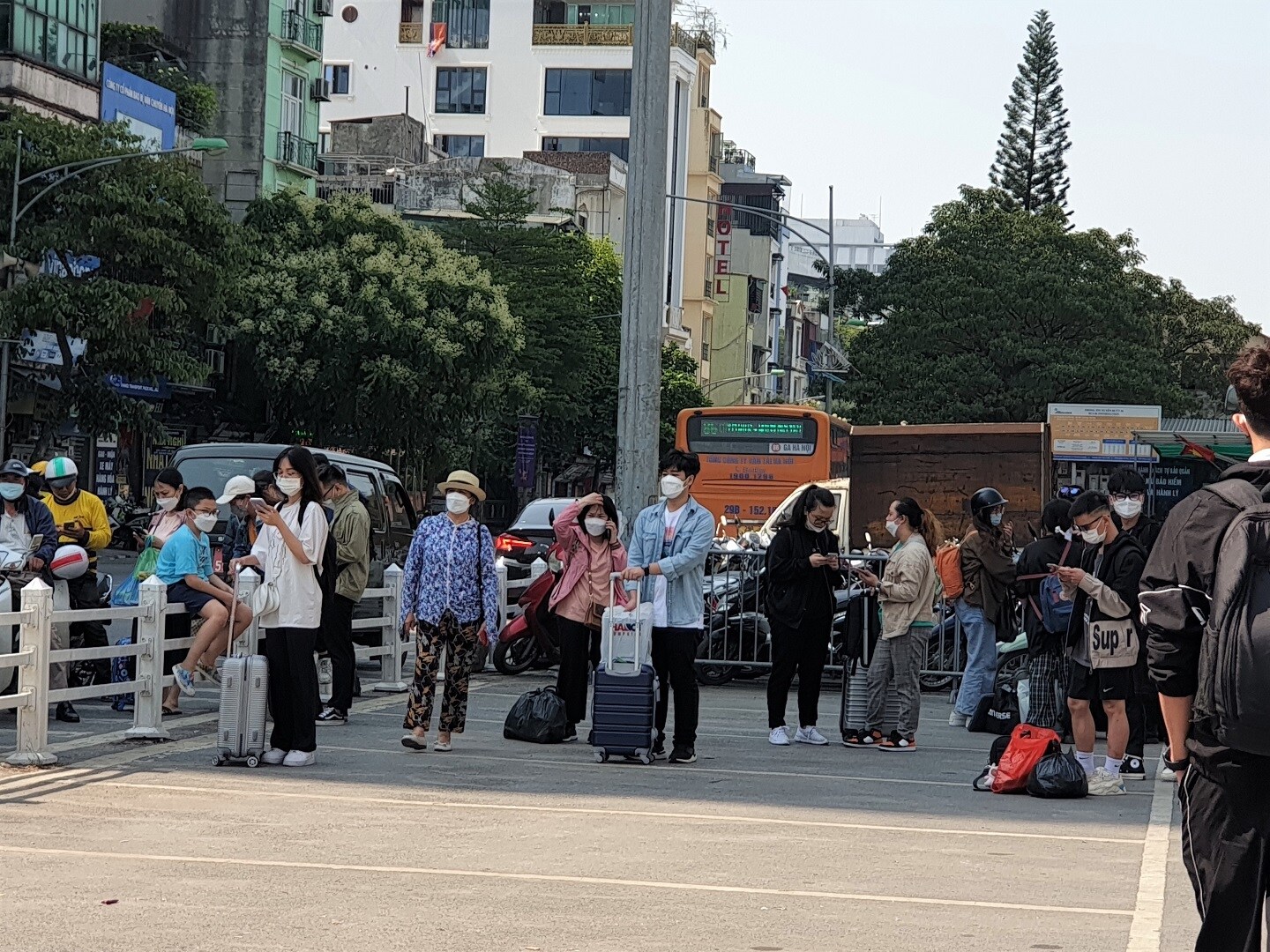 Kết thúc bốn ngày nghỉ lễ 30/4 - 1/5, ga Hà Nội đông đúc người dân trở lại Thủ đô