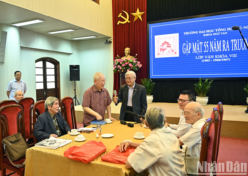 Cuộc gặp ấm áp của Tổng Bí thư Nguyễn Phú Trọng với thầy cô và bạn bè lớp Văn khóa VIII