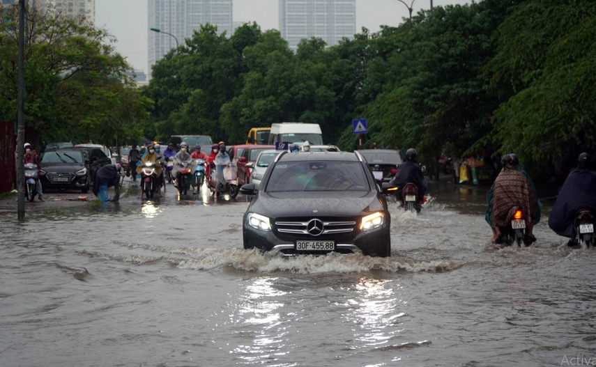 Phố phường Hà Nội thành sông, giao thông tê liệt mọi nẻo đường