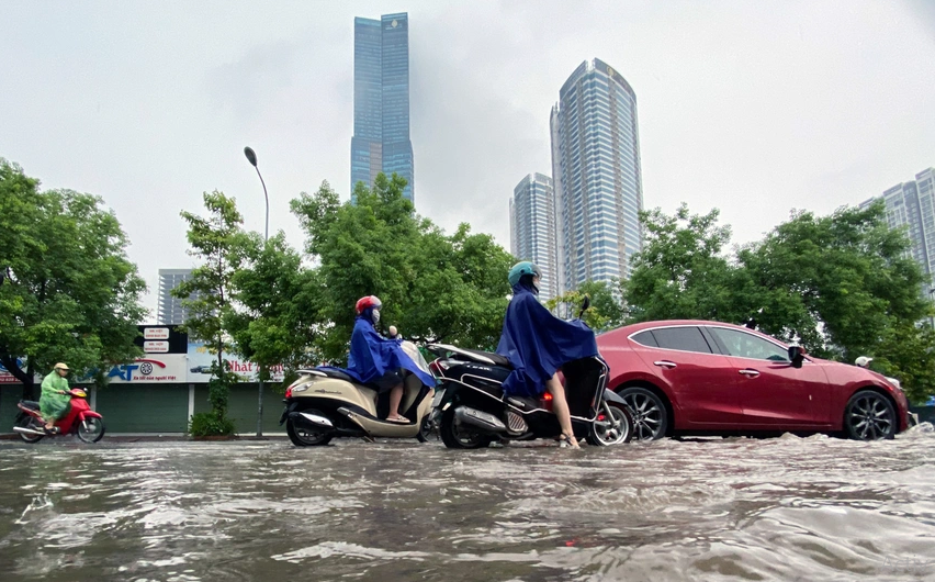 Phố phường Hà Nội thành sông, giao thông tê liệt mọi nẻo đường