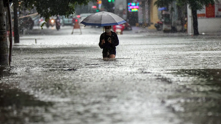 Phố phường Hà Nội thành sông, giao thông tê liệt mọi nẻo đường