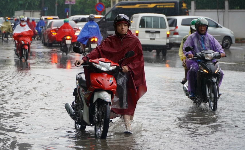 Phố phường Hà Nội thành sông, giao thông tê liệt mọi nẻo đường