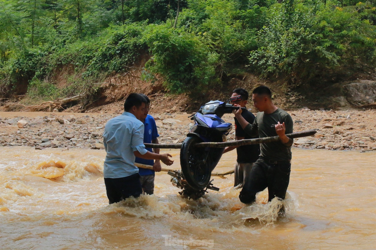 Mưa lũ tàn phá bản làng xác xơ, nhiều tuyến đường sạt lở, hàng nghìn người dân vẫn bị cô lập