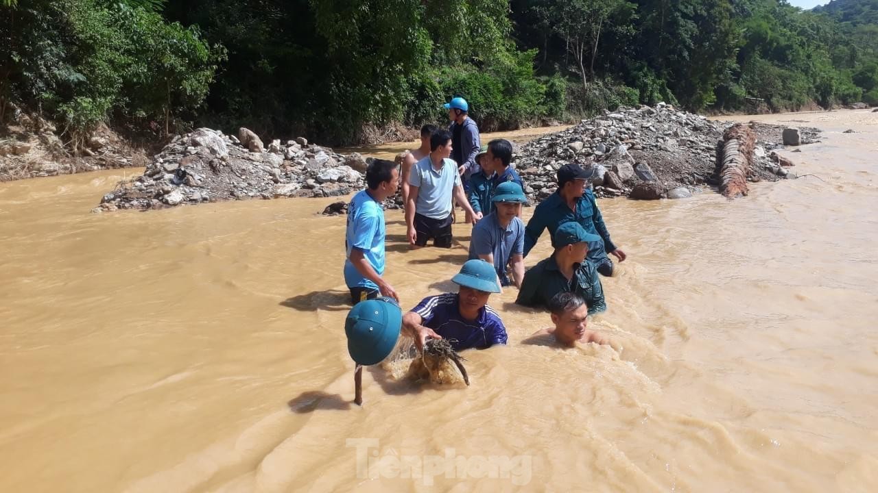 Mưa lũ tàn phá bản làng xác xơ, nhiều tuyến đường sạt lở, hàng nghìn người dân vẫn bị cô lập