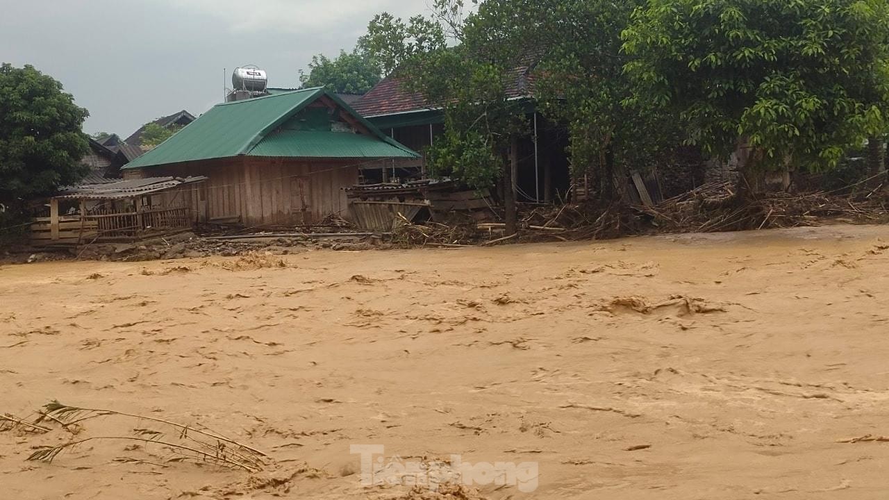 Mưa lũ tàn phá bản làng xác xơ, nhiều tuyến đường sạt lở, hàng nghìn người dân vẫn bị cô lập