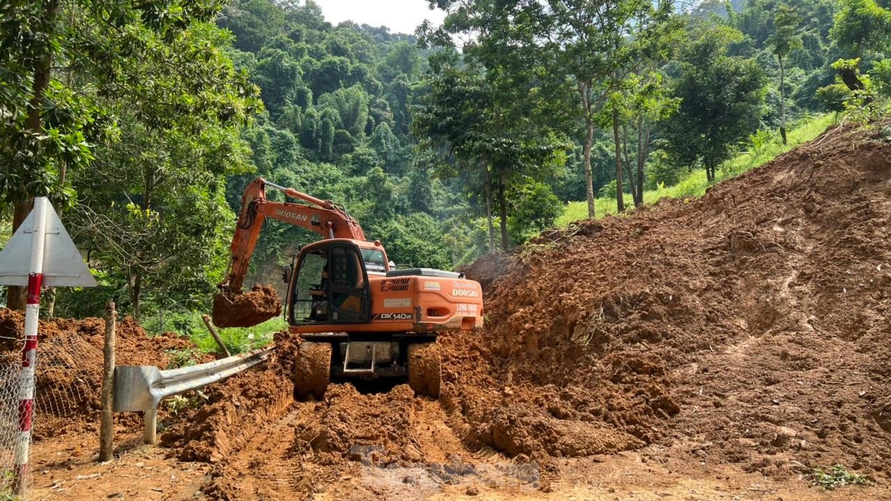 Mưa lũ tàn phá bản làng xác xơ, nhiều tuyến đường sạt lở, hàng nghìn người dân vẫn bị cô lập