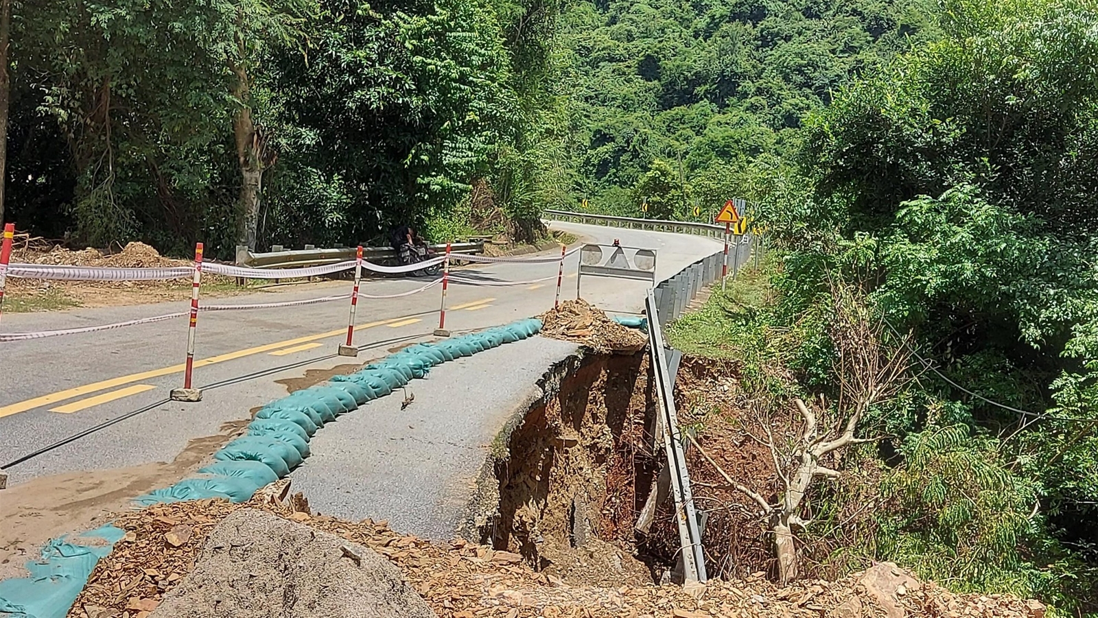 Mưa lũ tàn phá bản làng xác xơ, nhiều tuyến đường sạt lở, hàng nghìn người dân vẫn bị cô lập