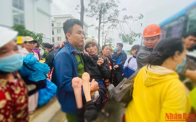 Quảng Ngãi: Hàng nghìn người dân được đưa về nhà an toàn