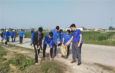 Đoàn Thanh niên Chi cục Trồng trọt và bảo vệ thực vật Thanh Hóa tuyên truyền, thu gom rác thải