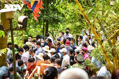 Hàng vạn người thăm Đền Hùng trong ngày nắng đẹp