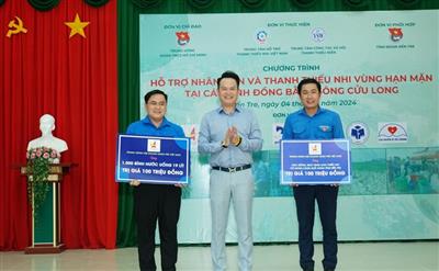 Hội Doanh nhân trẻ Việt Nam tặng nước giúp bà con vùng hạn mặn ĐBSCL