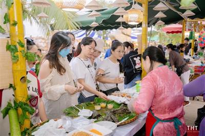 Liên hoan bánh dân gian ba miền và kết nối du lịch Bắc Ninh: 'Tưởng không đông mà đông không tưởng'