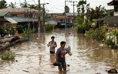 Mưa bão hoành hành tại nhiều nước