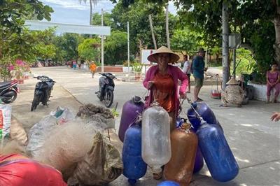 Ngư dân Cù Lao Chàm gom rác thải đi biển đổi lấy quà