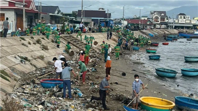 Ninh Thuận: Ra quân thu dọn hàng trăm khối rác thải ở đầm Nại