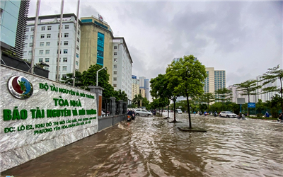 Phố phường Hà Nội thành sông, giao thông tê liệt mọi nẻo đường