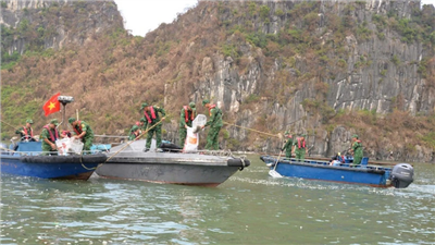 Quảng Ninh nỗ lực thu gom rác thải trên Vịnh Hạ Long