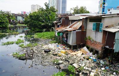 TP.Hồ Chí Minh: Người dân mòn mỏi chờ di dời, cải tạo rạch Xuyên Tâm