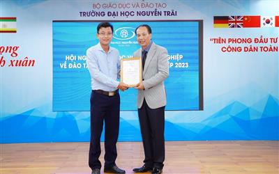 Trường Đại học Nguyễn Trãi tri ân Tạp chí Tài nguyên và Môi trường về sự hợp tác trong đào tạo nhân lực